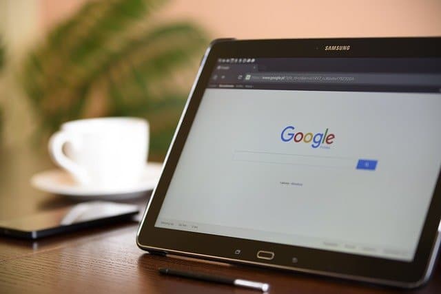 image d'une tablette avec le moteur de recherche google
