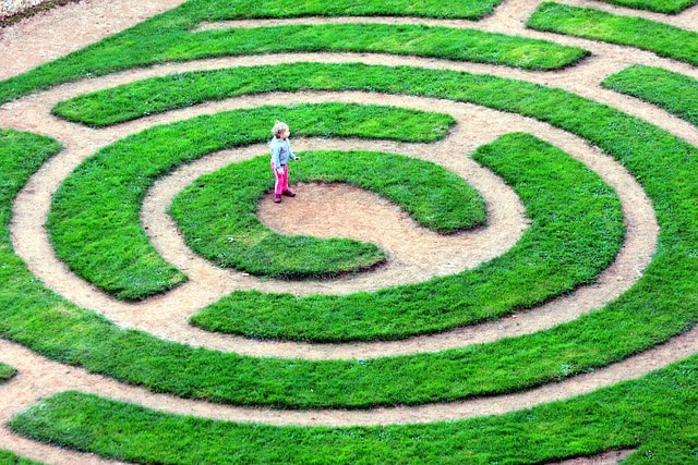 enfant au milieu d'un labyrinthe plat