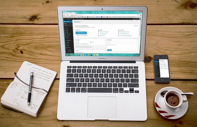 image d'un ordinateur portable sur un bureau