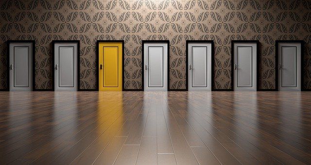 image montrant plusieurs portes blanche et une jaune