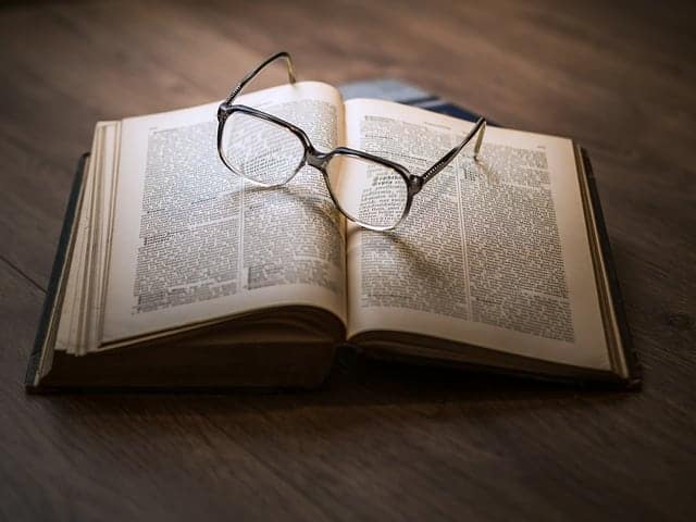 image montrant des lunettes poser sur un livre