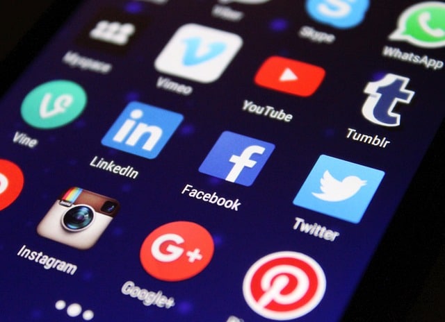 image montrant un téléphone avec des application en fond d'écran