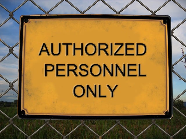 image d'un panneau authorized personnel only