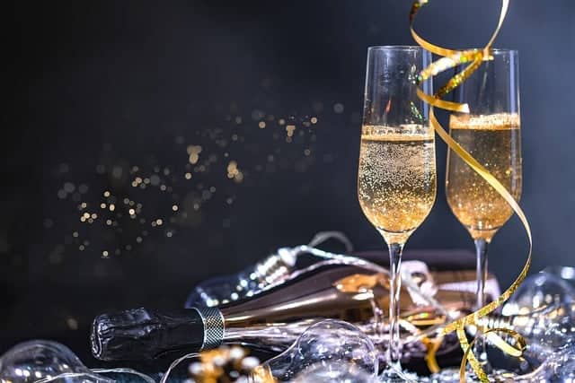 image de fête avec bouteille de champagne et ses coupes